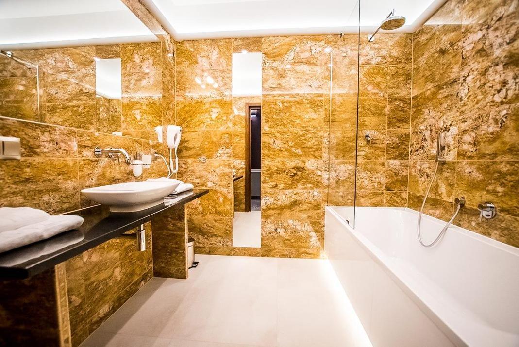 Hotel Palac Poledno Стая снимка