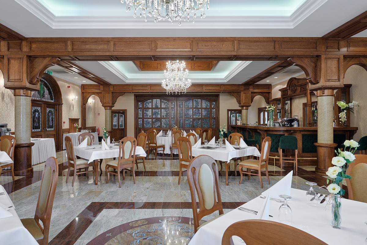 Hotel Palac Poledno Екстериор снимка