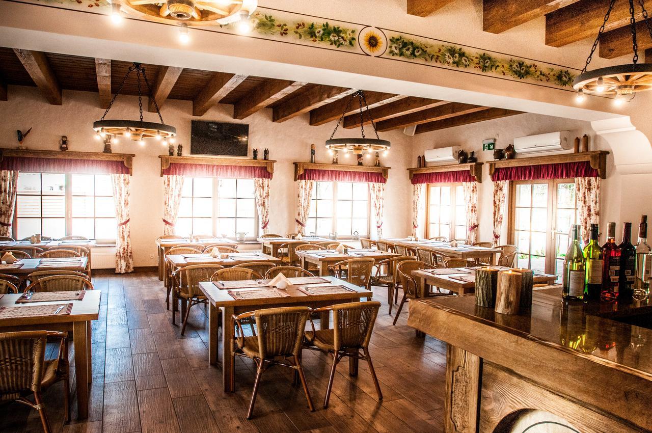 Hotel Palac Poledno Екстериор снимка