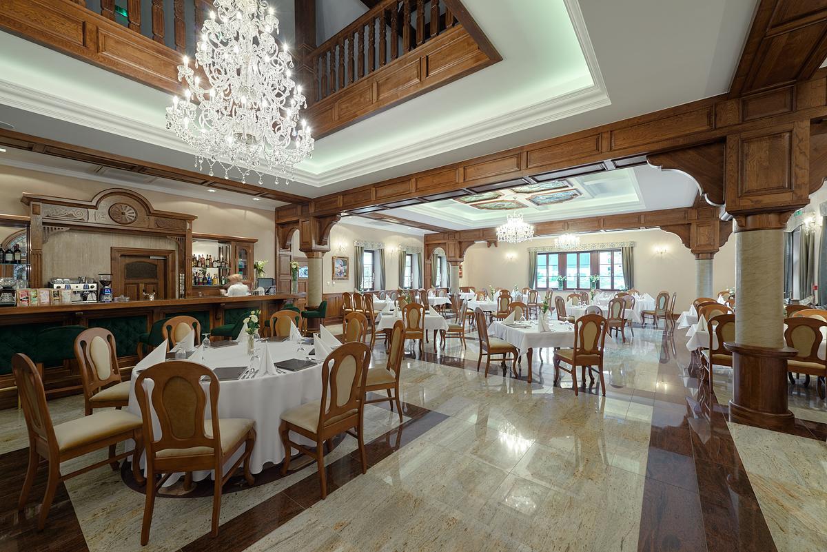 Hotel Palac Poledno Екстериор снимка