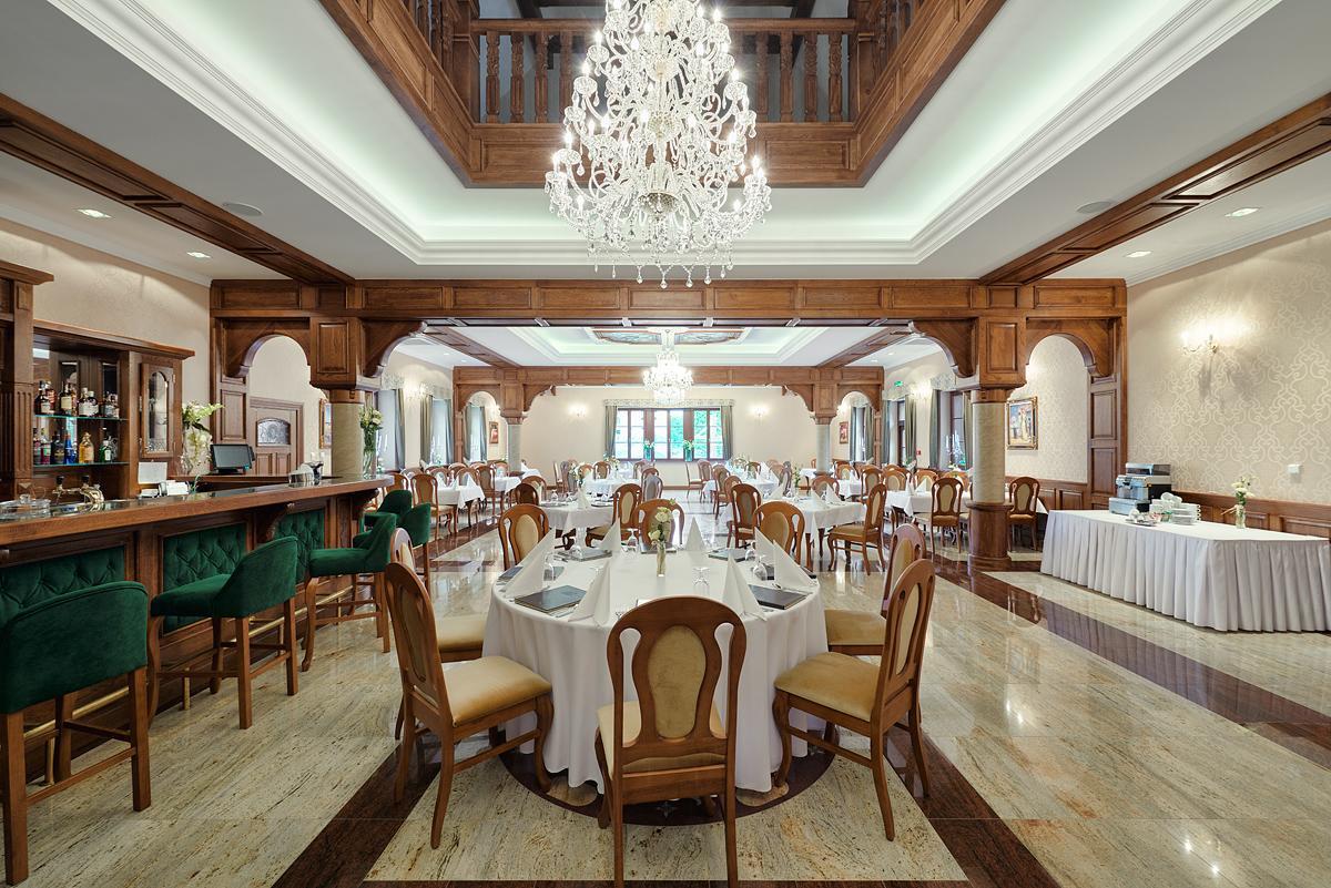 Hotel Palac Poledno Екстериор снимка